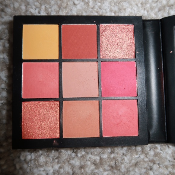 Other - huda beauty eyeshadow palette